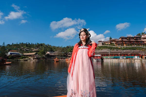 Asiatisk Kvinna Turist Bär Röd Hanfu Gammal Kinesisk Traditionell Etnisk — Stockfoto