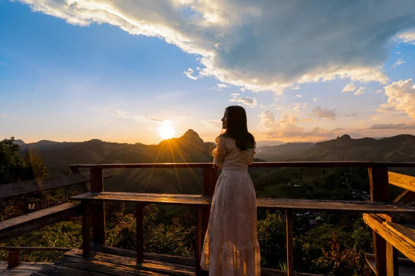 Σιλουέτα Ασιάτισσα Γυναίκα Στέκεται Ξύλινη Βεράντα Όμορφη Θέα Στο Βουνό — Φωτογραφία Αρχείου