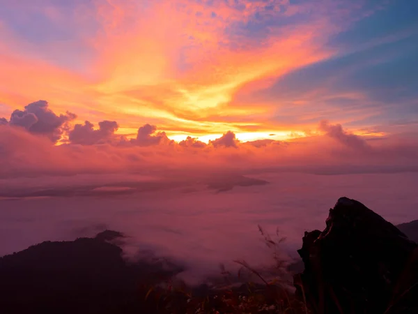Утренний Морской Туман Романтическим Золотым Восходом Солнца Облачном Тумане Сумеречном — стоковое фото