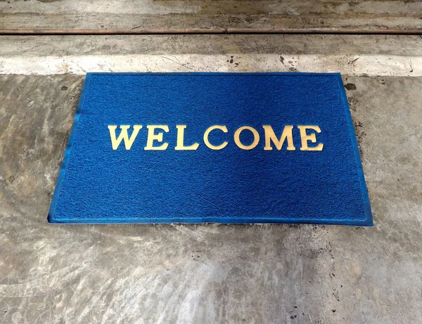 Μπλε Χαλάκι Λέξη Καλωσόρισμα Στο Τσιμεντένιο Πάτωμα Μπροστά Από Την — Φωτογραφία Αρχείου