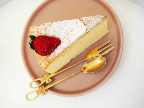 Ovanifrån Japansk Cheesecake Toppad Med Jordgubbe Bordet — Stockfoto