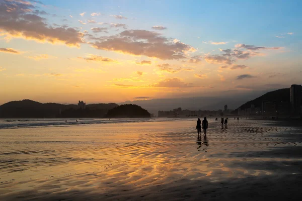 Pessoas Caminhando Longo Praia Durante Pôr Sol Primavera Cidade Santos — Fotografia de Stock