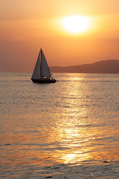 Segelbootfahren Einem Schönen Sommermeer Bei Sonnenuntergang — Stockfoto