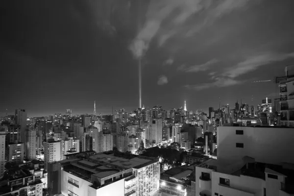 Jardins Sao Paulista地区の夜景と背景にあるAvenida Paulistaの送電塔 — ストック写真