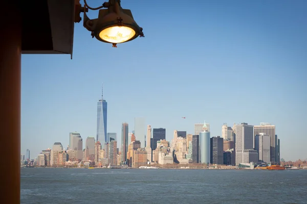 由Staten Island Ferry过境点俯瞰曼哈顿 — 图库照片