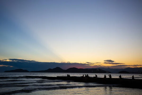 Santos Brasil Fevereiro 2018 Turistas Sentados Parede Canal Santos Observando — Fotografia de Stock