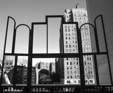High Line Park 'tan Manhattan' ın küçük bir görüntüsü, siyah beyaz fotoğraflanmış..