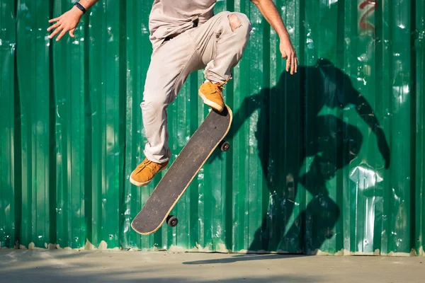 Skateboarder Oefent Trucs Met Schaduw Geprojecteerd Muur — Stockfoto