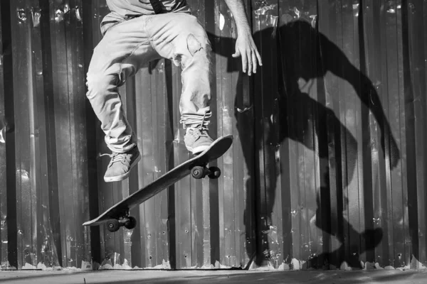 Skateboarder Oefent Trucs Met Schaduw Geprojecteerd Muur Zwart Wit — Stockfoto