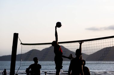 Santos, Brezilya. 5 Haziran 2020. Gün batımında Santos 'ta plaj voleybolu oynayan gençler, Brezilya