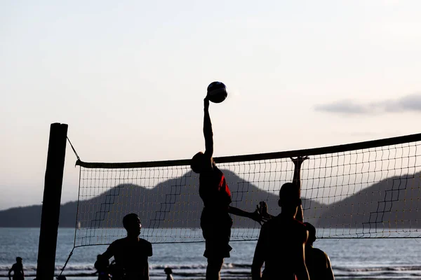 Сантос Бразилія Червня 2020 Молоді Люди Грають Пляжний Волейбол Сантосі — стокове фото