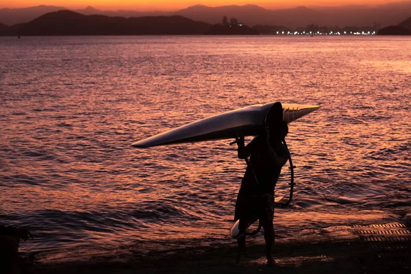 Canoeist Coming Out Sea Carrying His Kayak His Shoulder Sunset — Stock Photo, Image