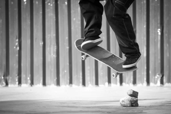 Skateboarder Άλμα Εμπόδια Κατασκευασμένα Από Τούβλα Και Πέτρες — Φωτογραφία Αρχείου