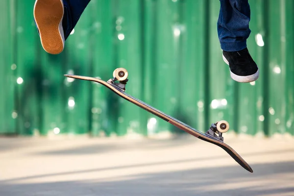 Скейтбордист Прыгает Через Препятствия Кирпича Камня — стоковое фото