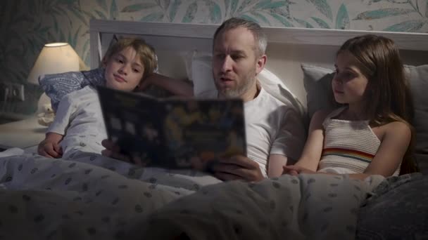 Familia usando portátil en la cama. — Vídeo de stock