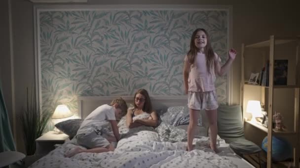 Carino sorridente bambini divertirsi in camera da letto. — Video Stock