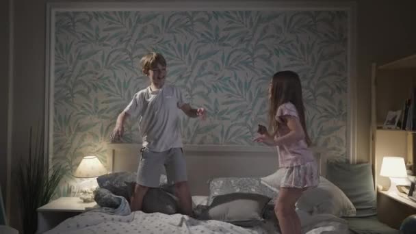 Carino sorridente bambini divertirsi in camera da letto. — Video Stock