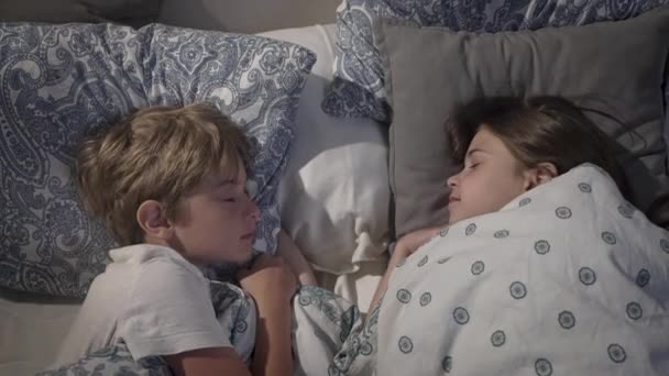 Bambini che dormono a letto . — Video Stock