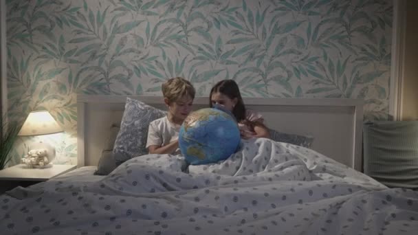 아이들 이 침대에서 이야기하는 모습. — 비디오