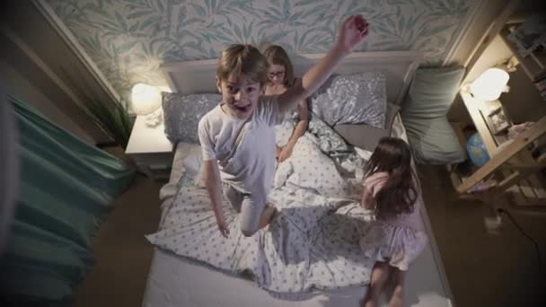 Carino sorridente bambini divertirsi in camera da letto. — Video Stock