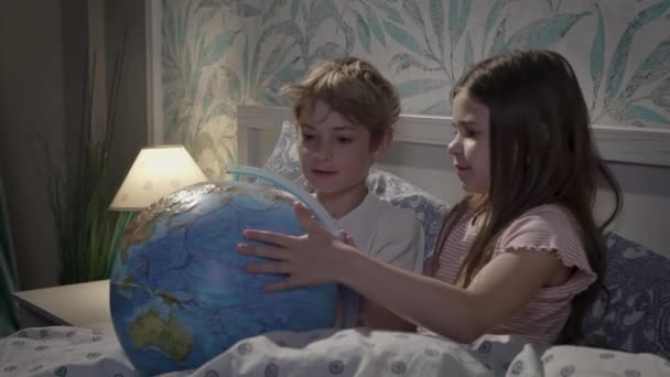 Niños hablando en la cama. — Vídeos de Stock