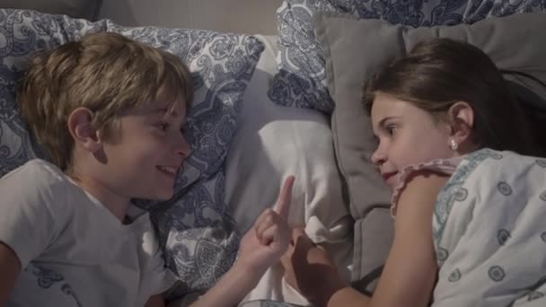 Gyerekek beszélgetnek az ágyban.. — Stock videók