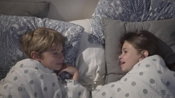 Children talking in bed. — Stock Video
