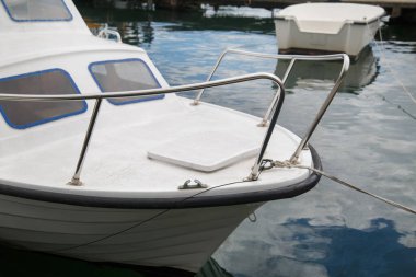 Limanda demirli bir zevk yatının pruvası.