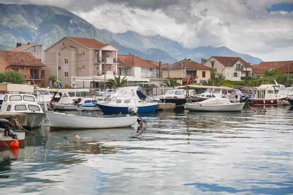 Lodě Čluny Přístavu Pozadí Města Hor Tivat Černá Hora — Stock fotografie