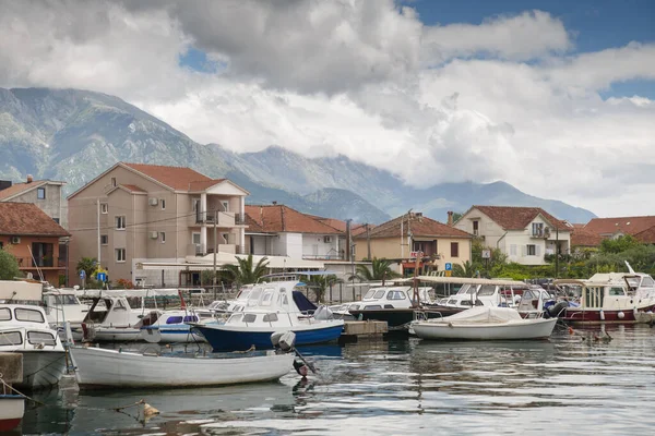 Bărci Bărci Port Fundalul Orașului Munților Tivat Muntenegru — Fotografie, imagine de stoc