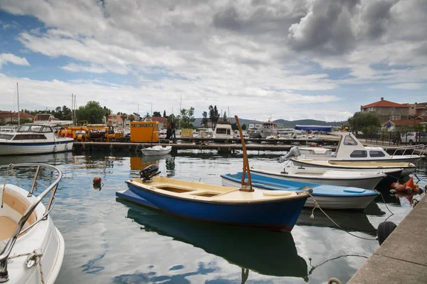 Bateaux Bateaux Dans Port Dans Contexte Ville Des Montagnes Tivat — Photo