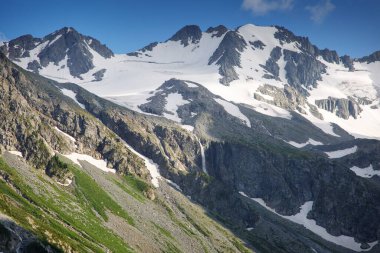 Dağ yamaçları gökyüzüne, Rusya 'ya, Altai' ye.