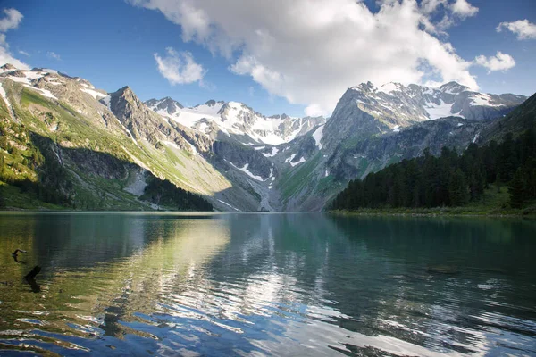 Ландшафт Альпійським Озером Долині Росія — стокове фото