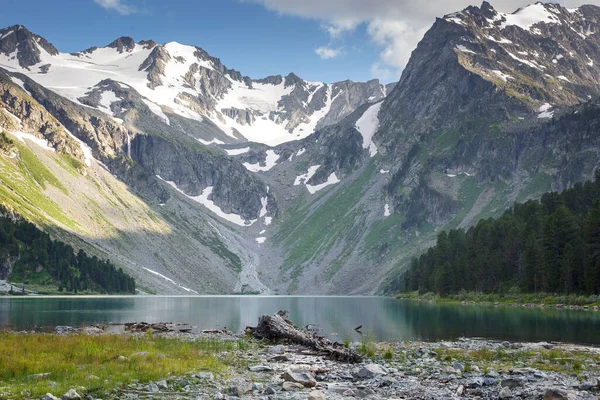 Ландшафт Альпійським Озером Долині Росія — стокове фото