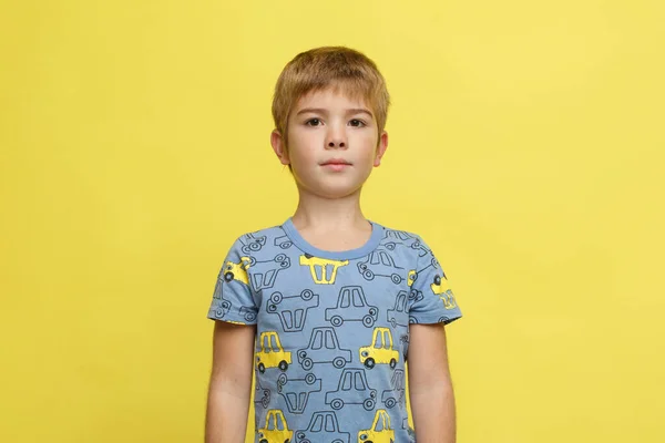 Маленький Серьезный Мальчик Повседневной Одежде Изолирован Желтом Фоне — стоковое фото