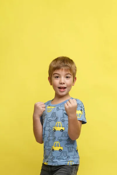 Malý Emocionální Chlapec Ležérní Oblečení Bojovém Postoji Izolované Žlutém Pozadí — Stock fotografie