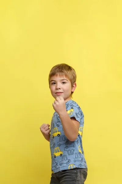 Menino Emocional Roupas Casuais Uma Postura Luta Isolado Fundo Amarelo — Fotografia de Stock