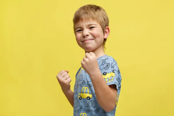 Kleine Emotionele Jongen Casual Kleding Een Gevechten Houding Geïsoleerd Een — Stockfoto