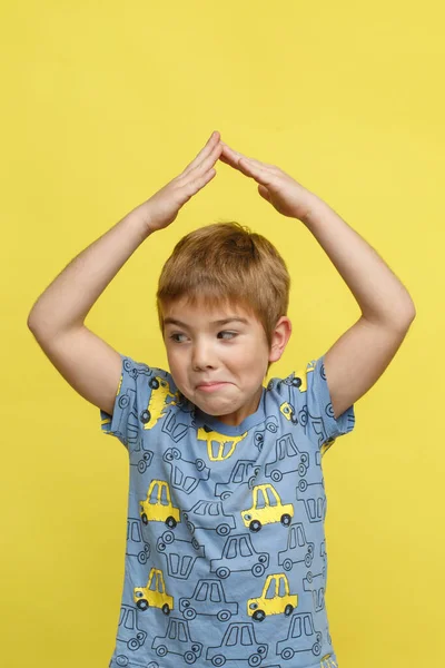 Маленький Эмоциональный Мальчик Повседневной Одежде Изображает Крышу Руками Гримасами Изолированными — стоковое фото