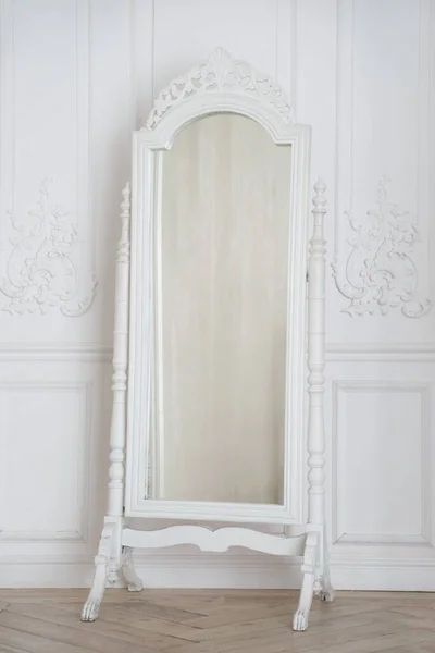 Interieur Met Een Spiegel Een Frame Rekken Een Chique Hal — Stockfoto
