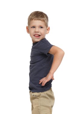 Beyaz arka planda izole edilmiş günlük giysiler içinde küçük sevimli bir çocuk..