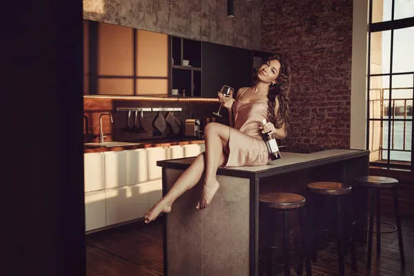 Όμορφη Σέξι Γυναίκα Κάθεται Στο Τραπέζι Στην Κουζίνα — Φωτογραφία Αρχείου