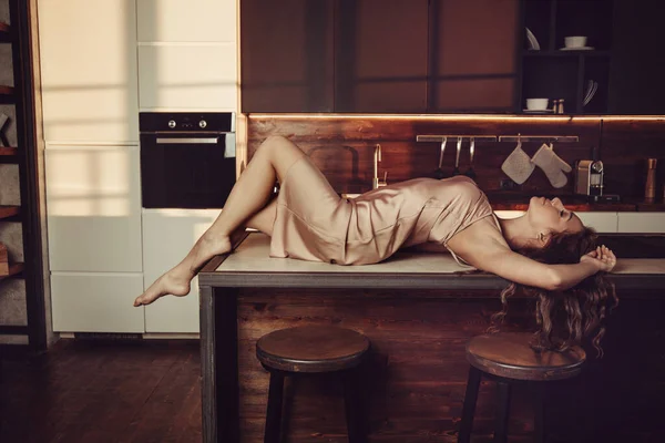 Красивая Сексуальная Женщина Лежит Столе Кухне — стоковое фото