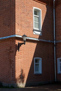 Kırmızı tuğlalı duvarda güzel bir fener..