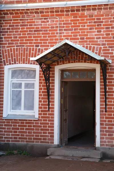 Okno Wejście Ścianie Czerwonej Cegły — Zdjęcie stockowe
