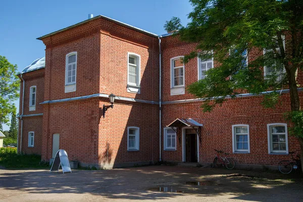 Cour Calme Une Maison Brique Rouge Jour Été — Photo