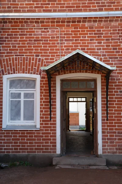 Fenster Und Eingang Einer Roten Ziegelwand — Stockfoto