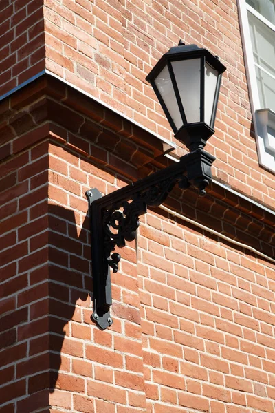 Una Hermosa Linterna Forjada Una Pared Ladrillo Rojo — Foto de Stock