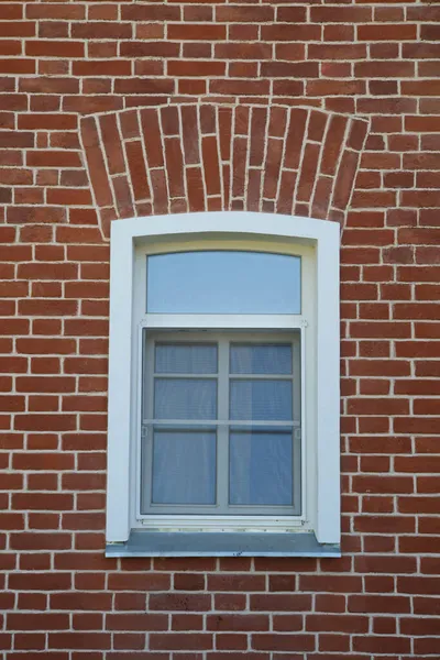 赤レンガの壁に白い枠の窓 — ストック写真