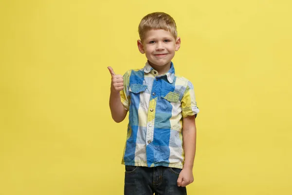 Menino Bonito Uma Camisa Brilhante Mostra Por Lado Gesto Levantado — Fotografia de Stock